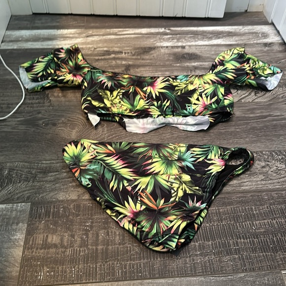 off the shoulder printed tropical bikini (medium) - Picture 3 of 3